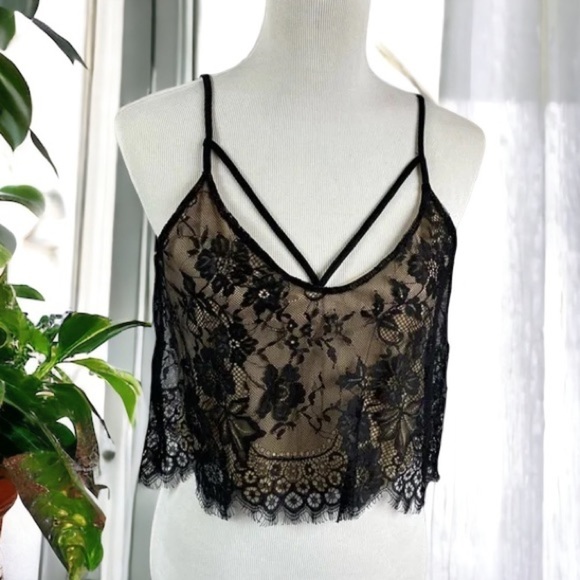 ✨ Black Lace Criss Cross Strappy Lined Flowy Crop Camisole Top Size XS - Picture 1 of 6